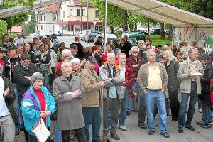 Rund 200 Menschen beteiligten sich gestern an der Mai-Kundgebung vor dem DGB-Haus in Schwenningen.   Foto: Heinig