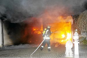 Eine Garage samt Carport und Autos wurde am Samstag in der Franz-Xaver-Singer-Straße auf dem Lindenhof ein Raub der Flammen.  Foto: Katzmaier