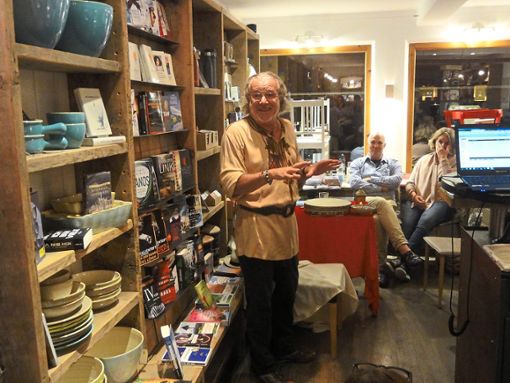 Naceur Charles Aceval zog die Besucher des Buch-Cafés Coffee Tales mit Nomadenmärchen in seinen Bann. Foto: Schillaci Foto: Schwarzwälder Bote