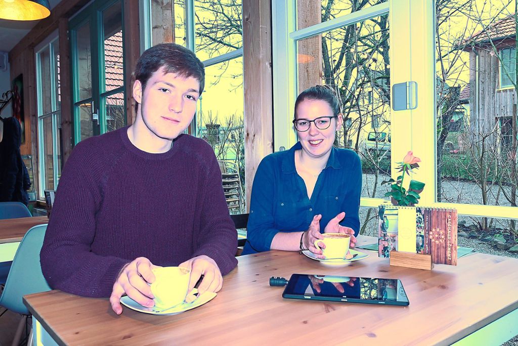 Joscha Schaumann und Daria Waldner mal nicht als Gastgeber, sondern als Gäste im Café Löwenz.  Foto: Kornfeld