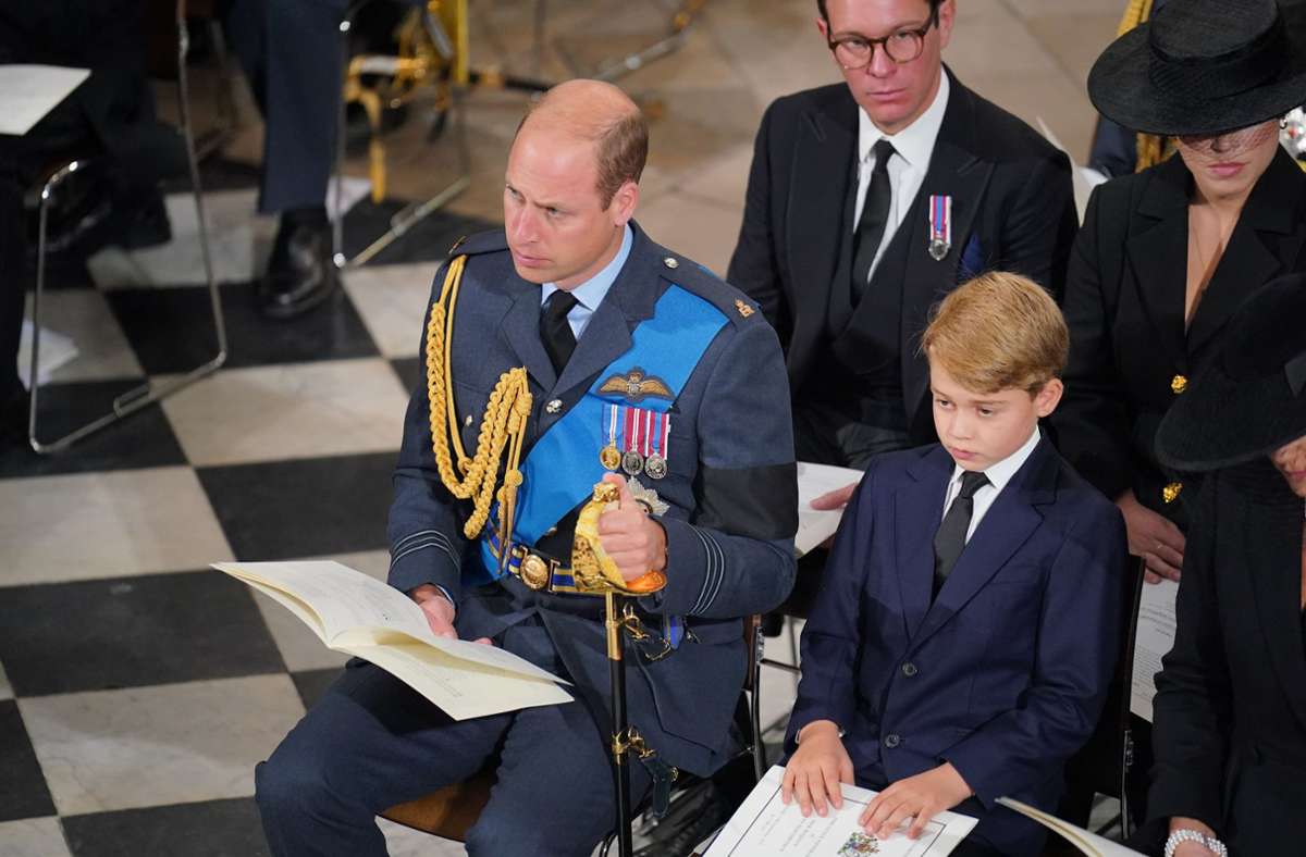 Während des Gottesdienstes saß Prinz George neben seinem Vater, Prinz William.