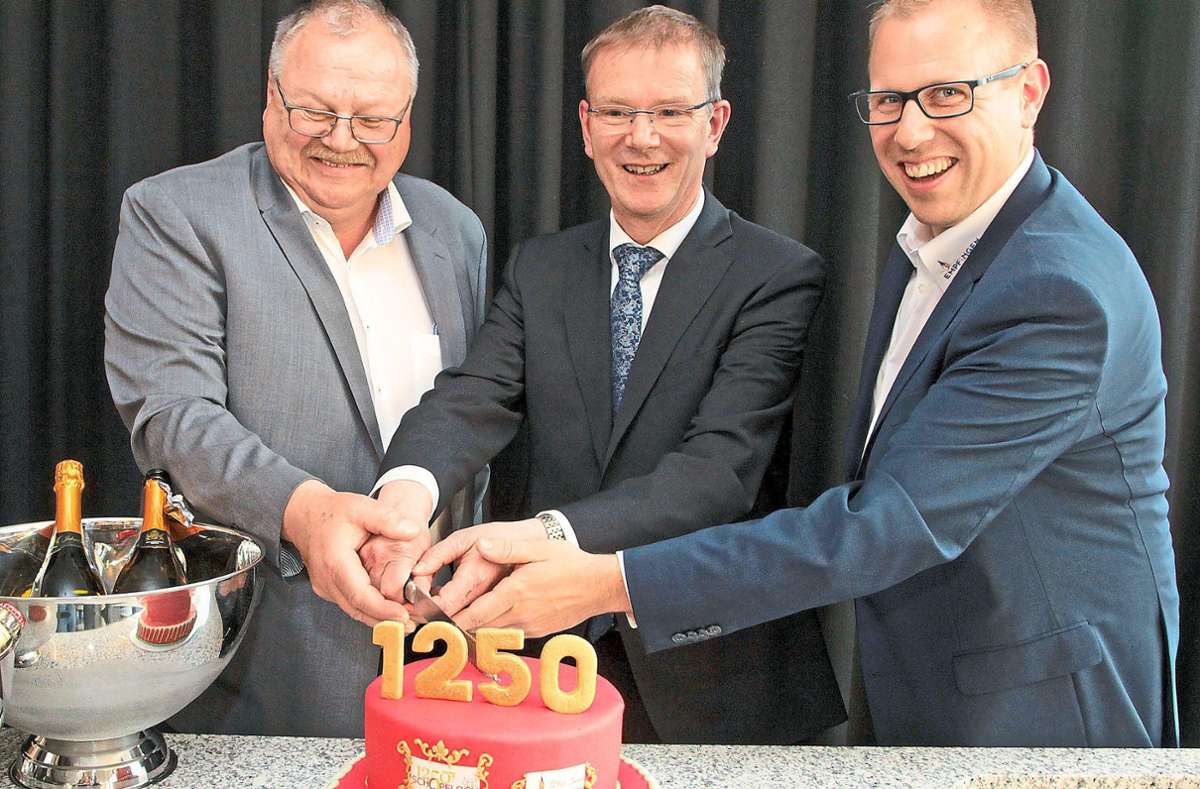 Ferdinand Truffner (rechts), Empfingens Bürgermeister, hatte eine Torte mitgebracht, die er gemeinsam mit Schopflochs Bürgermeister Klaas Klaassen (Mitte) und Oswald Czech, Bürgermeister aus Schopfloch in Franken, anschnitt.