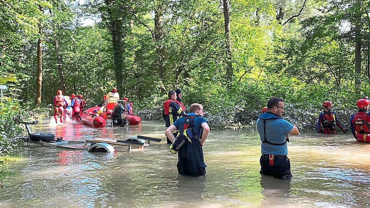 Rettungskräfte suchen am Sonntagnachmittag im überfluteten Taubergießen bei Rust nach den beiden mit einem Schlauchboot gestrandeten Menschen – wegen der Strömungen ein anspruchsvoller Einsatz. Foto: Gemeinde