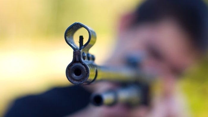 Mann schießt mit Luftgewehr auf Kind
