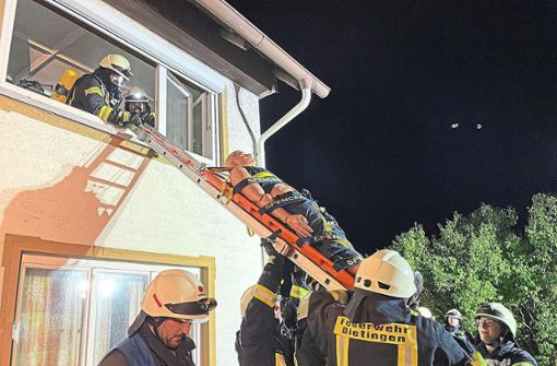 Die verletzte Person wird bei der Übung aus dem brennenden Haus gerettet. Foto: Seemann