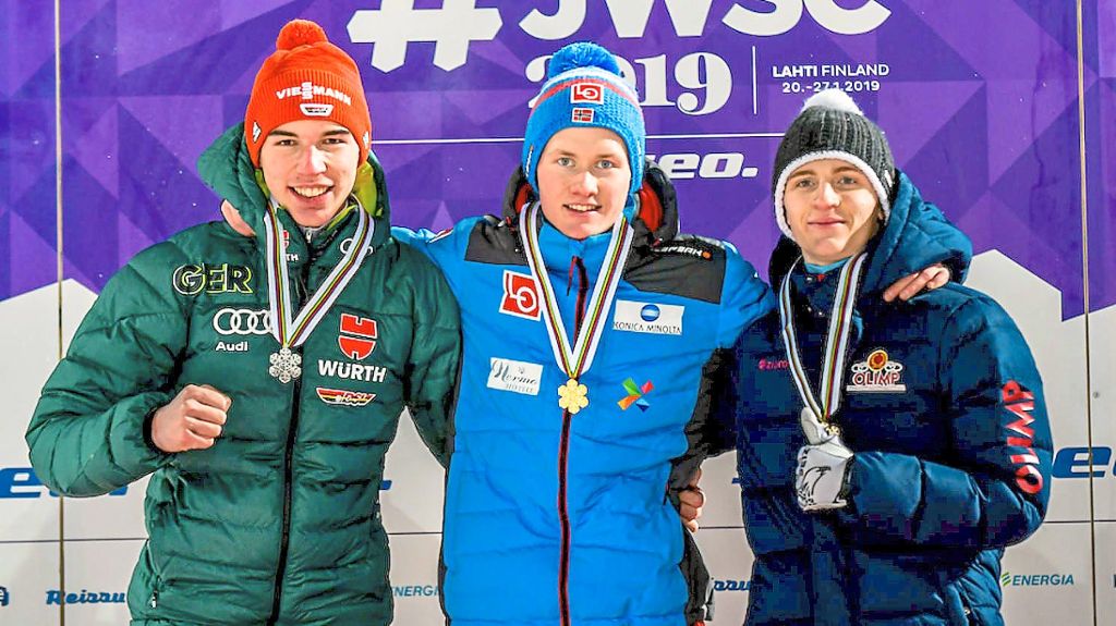 Skisprung-Silbermedaillengewinner Luca Roth (links) bei der Siegerehrung in Lahti zusammen mit  Thomas Aasen Markeng (Norwegen) und Sergey Tkachenko (Kasachstan).