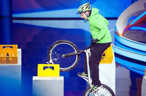 Wettkandidat Daniel Rall aus Hornberg öffnet bei seiner Wette im Jahr 2013 mit den Speichen seines Fahrrads Bierflaschen – und wird Wettkönig. Foto: Kästle