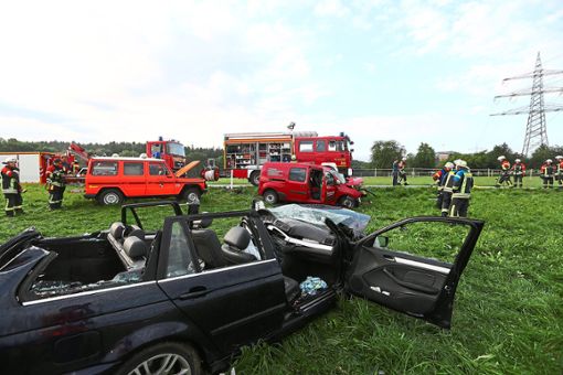 Nach dem Zusammenstoß mit dem roten Kastenwagen (hinten) kam in diesem BMW ein 30-Jähriger im August 2017 ums Leben. Am Dienstag hat die Verhandlung des Falls vor dem Amtsgericht Balingen begonnen. Foto: Maier