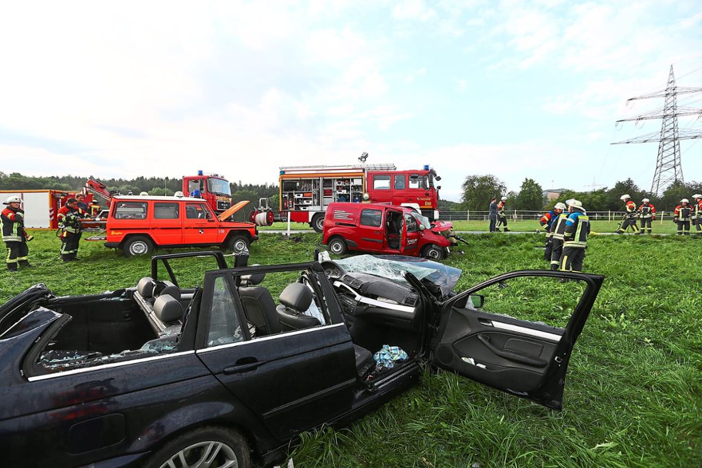 Nach dem Zusammenstoß mit dem roten Kastenwagen (hinten) kam in diesem BMW ein 30-Jähriger im August 2017 ums Leben. Am Dienstag hat die Verhandlung des Falls vor dem Amtsgericht Balingen begonnen.