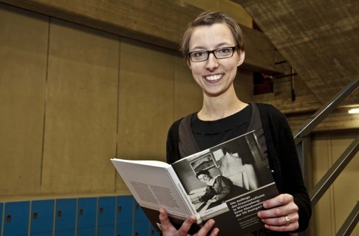Die Preisträgerin des Prima!-Preises, Sinja Manck, mit der Festschrift . Foto: Peter Petsch