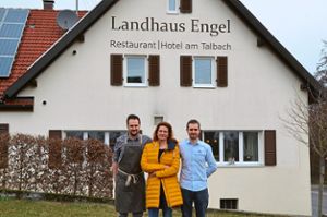 Felix, Manuela und Florian Hocke stehen vor dem Landhaus Engel. Es wird um ein Hotel erweitert. Foto: Reich