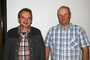 Vorsitzender  Gerhard Bühler (links) und sein Stellvertreter Günter Jehle werden einstimmig wiedergewählt. Foto: Schwarzwälder Bote