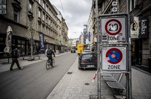 Die Schilder für das eingeschränkte Halteverbot in der Tübinger Straße ignorieren viele Autofahrer hartnäckig. Foto: Leif Piechowski