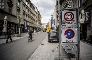 Die Schilder für das eingeschränkte Halteverbot in der Tübinger Straße ignorieren viele Autofahrer hartnäckig. Foto: Leif Piechowski