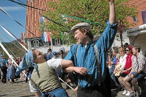 Bändertanz beim Maifescht auf dem Dorfplatz: Der Auftritt der Dürrwanger hat beim Volkstanzfestival Tradition.  Foto: Ungureanu