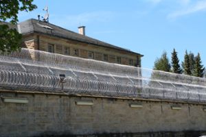 Hinter den Gefängnismauern geht es immer enger zu. Eine Lösung ist aktuell nicht in Sicht.  Foto: Huger