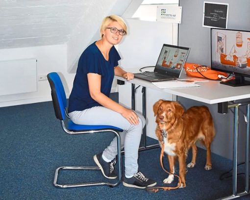 Tanja Germann mit ihrem Hund  in der Bürogemeinschaft  in Horb. Foto: Hub Foto: Schwarzwälder Bote