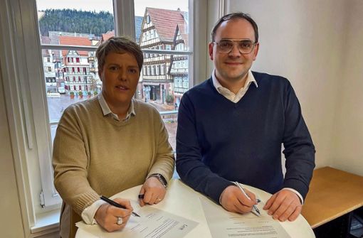 Oberbürgermeister Florian Kling und die Regionalleiterin der Caritas Ulrike Sommer haben  an diesem Mittwoch einen Kooperationsvertrag unterzeichnet. Foto: Strienz