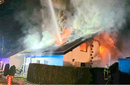 Ein Einfamilienhaus stand Ende März dieses Jahres in Flammen. Zuvor hatte sich laut Anklage ein Familiendrama im Haus abgespielt. Foto: Feuerwehr Horb a. N.