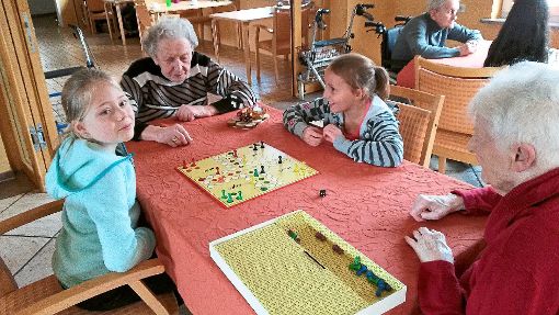 Kinder besuchten die Senioren im Waldheim in Baiersbronn. Gemeinsam spielten sie Mensch-ärgere-dich-nicht.  Foto: Privat Foto: Schwarzwälder-Bote