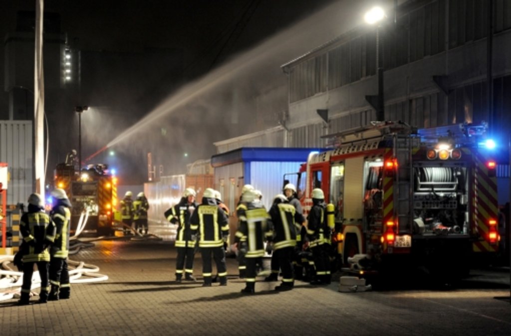 Im Bremer Industriehafen ist in der Nacht zum Sonntag ein Großbrand ausgebrochen.
