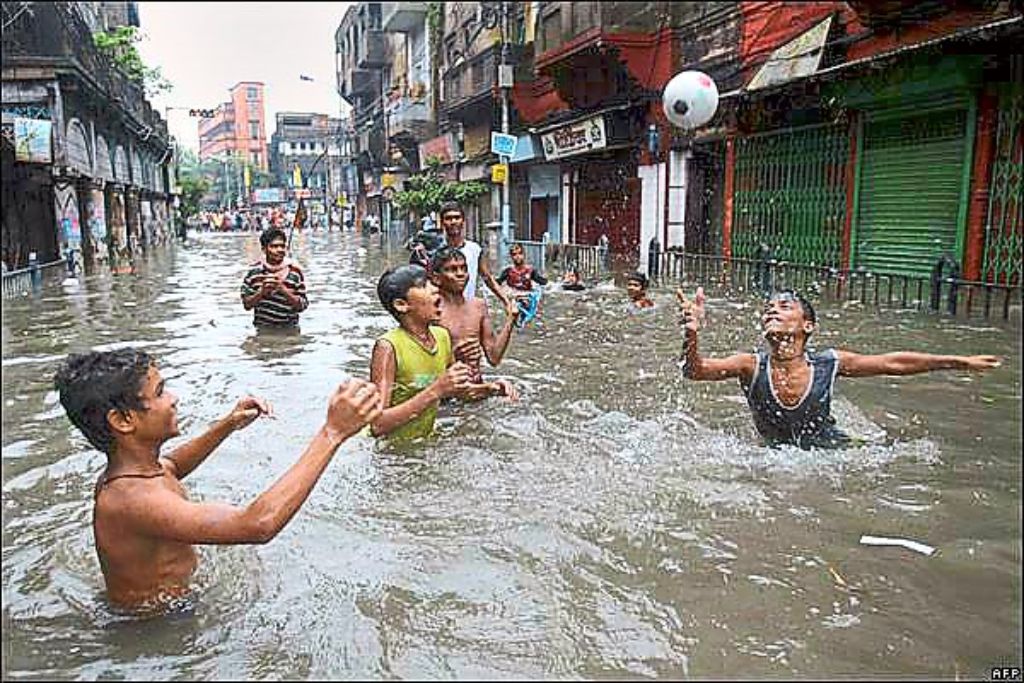 Die Straße wird zum Wasserballfeld. Fotos: Hilfe für Nepal