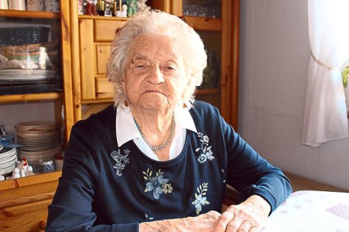 Quicklebendig und geistig topfit: Hildegard Latzel aus Walddorf feiert am Sonntag ihren 100. Geburtstag.Foto: Köncke Foto: Schwarzwälder Bote