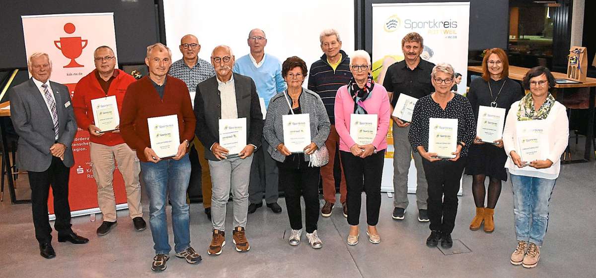 Sportkreispräsident Karl-Heinz Wachter (links) mit den Ehrenamtspreisträgern der Jahre 2019 und 2020.
