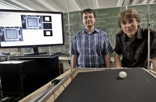 Der Ball rollt – aber er fällt nicht von der schiefen Tischplatte: Timo Schmetzer (links) und Jan Rapp halten die Kugel im Spiel. Foto: Peter-Michael Petsch