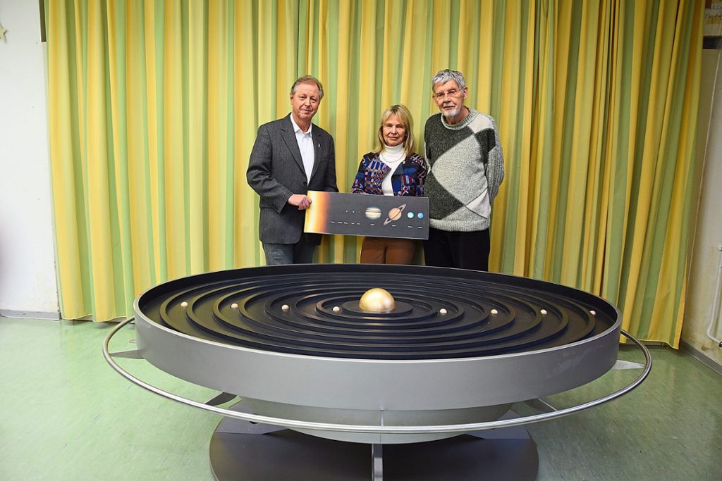 Eberhard Bantel, Angelika Holzhauer und Eberhard Baumann vor dem Planeten-Modell in der Bohnenberger Grundschule.   Foto: Rousek