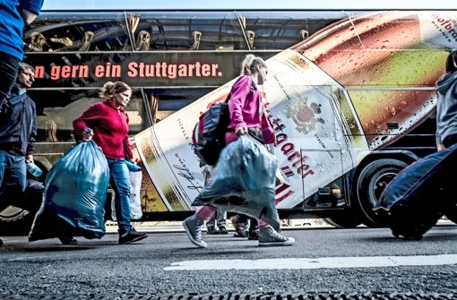 Außen am Bus bunte Werbebotschaften, innen orientierungslose Flüchtlinge – die Fahrt geht am Mittwoch nicht nach Sinsheim, sondern nach Offenburg. Foto: Lichtgut/Max Kovalenko