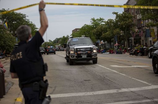 Am Unabhängigkeitstag eröffnete ein Schütze das Feuer auf eine Parade in der Nähe von Chicago. Es gibt mindestens sechs Tote. Foto: AFP/Jim Vondruska