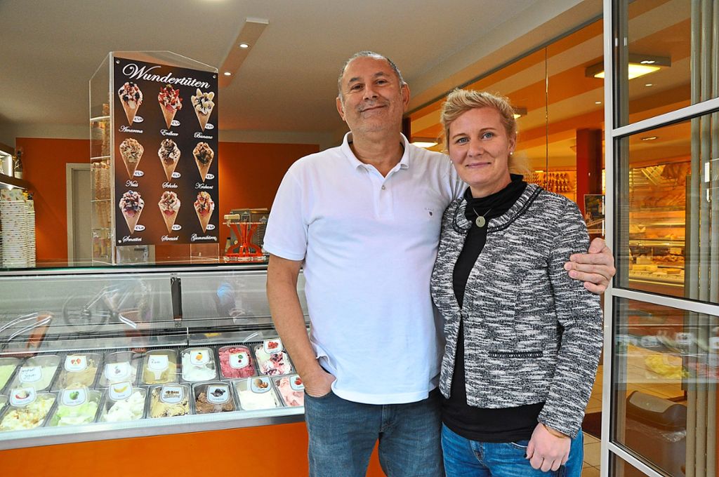 Mindestens 32 Eissorten bieten Roxana Atomi und  Gyrsel Kaigin im neuen Eiscafé Milano an.