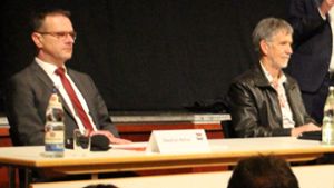 OB Neher (links) und sein Herausforderer Klaus Weber bei der Kandidatenvorstellung in der Festhalle. Jetzt beantworten sie einen offenen Brief der Ortsvorsteher. (Archivfoto) Foto: Steinmetz