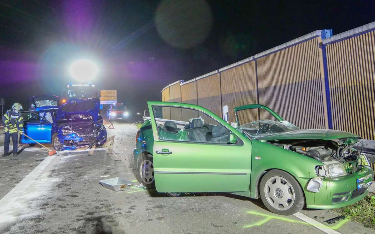 Heftiger Zusammenstoß: Der mutmaßliche Unfallverursacher musste aus seinem Auto (vorne) herausgeschnitten werden. Foto: Späth/Einsatz-Report 24