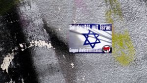 Linke, aber auch Rechte instrumentalisieren den Vorwurf des Antisemitismus in ihrem Sinne:  Aufkleber der Antifaschistischen Aktion  in   Berlin-Neukölln. Foto: Imago/Ipon/Imago
