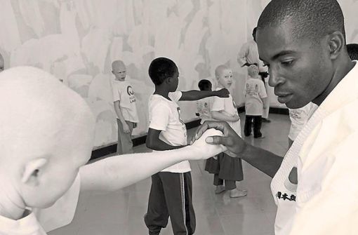 Sensei Jerome Mhagama trainiert in Tansania Menschen, die an Behinderungen oder Albinismus leiden. Foto: JKA Tansania