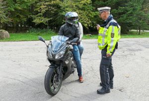 Die Polizei kontrollierte am Simmersfelder Kreuz auch Motorräder und ihre Fahrer.  Foto: Stadler