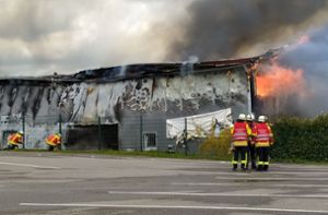 Am 13. April wird das Betriebsgebäude der Schreinerei Neufeld ein Raub der Flammen. So schnell wie möglich  soll jetzt  der Wiederaufbau beginnen. Foto: Tim Blaich