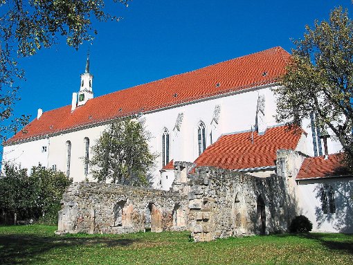 Die  Klosterkirche Stetten  heute. Im Vordergrund  Mauerreste des 1898 abgebrannten Gebäudes. Foto: Jauch Foto: Schwarzwälder-Bote