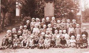 Das Kindergartenfoto zeigt die Eutinger Jahrgänger von 1927 bis 1930, von denen der eine oder andere am Samstag auf dem Fest zu sehen sein wird. Repro: Feinler Foto: Schwarzwälder Bote
