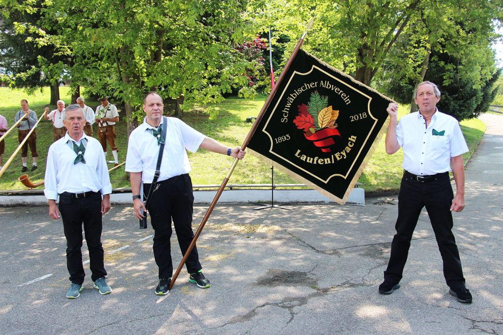 Stolz präsentierten die Mitglieder des Schwäbischen Albvereins Laufen ihre neue Fahne. Zu ihrem 125. Jubiläum spielten die  Alphornbläser Ratshausen und sangen die  Schalksburgspatzen. Fotos: Raab