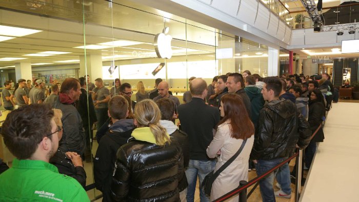 Hunderte warten auf das neue iPhone 6S