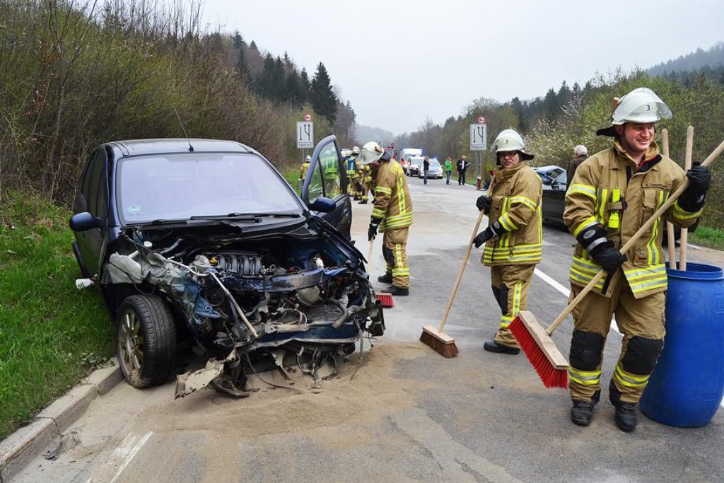 Zwei leicht verletzte Personen und drei demolierte Autos sind die Bilanz eines Unfalls am Stich bei Onstmettingen.