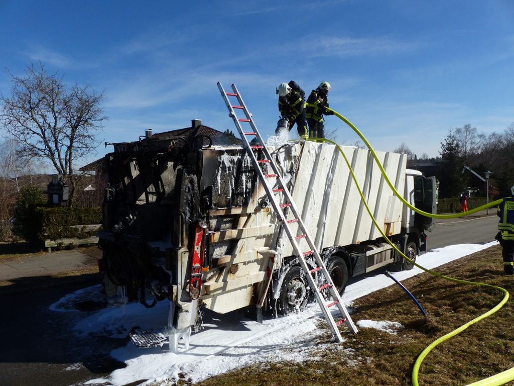 Freudenstadt: Brand: Müllauto steht in Flammen