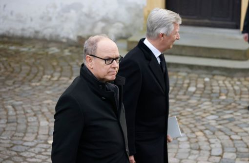 Fürst Albert von Monaco (vorn) und Belgiens König Philippe kommen zur Trauerfeier für Markgraf Max von Baden im Salemer Münster. Foto: dpa/Philipp von Ditfurth