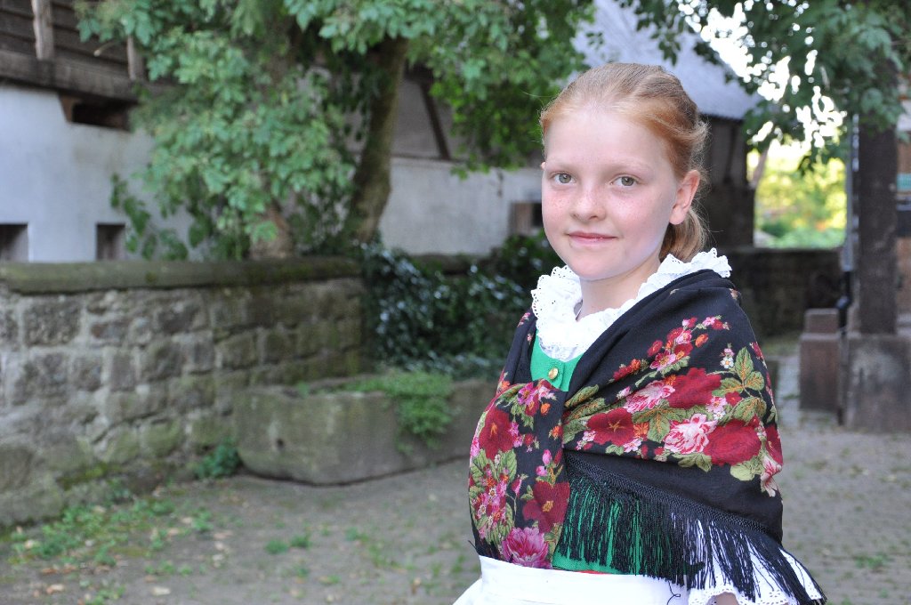 Die elfjährige Lena Metzger trägt stolz die Neurieder Tracht. Regelmäßig fahren die Mitglieder der Trachtengruppe zu Veranstaltungen, bei denen sie die alte Tradition aufleben lassen.