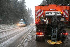 Nach Sturm und Regen kommt Schnee: Der Winterdienst hatte am Dienstag gut zu tun. Auf den Bundesstraßen  28 und 500 galt für Lastwagen Schneekettenpflicht.  In Horb gab es Besorgnis wegen des Hochwassers.  Foto: Rath/Ganswind