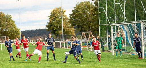 Der SV Gültlingen (rote Trikots) setzte sich im Derby beim VfB Effringen mit 2:0 Toren durch. Die Platzherren hielten die Begegnung jedoch lange offen.  Foto: Reutter