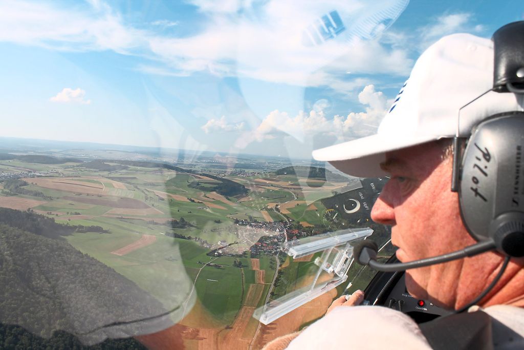 Jürg Eichenberger vom Vorstand des Blumberger Luftsportvereins verabschiedet seine Schweizer Pilotenfreunde über dem Fluggelände in schwindelerregenden Höhen. Foto: Schwarzwälder Bote